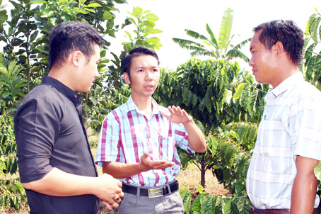 Thanh niên Nông Văn Quang (giữa) trao đổi về sự nỗ lực của bản thân trong quá trình lập thân, lập nghiệp với Bí thư Đoàn xã Suối Tre Trương Ngọc Pháp (bìa phải).