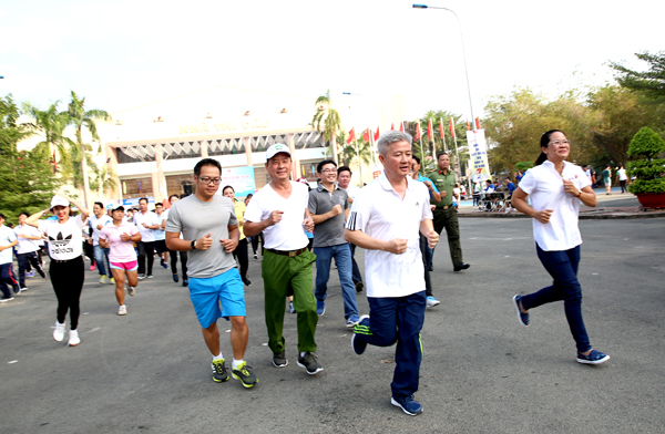Các đại biểu và vận động viên tham gia ngày chạy Olympic vì sức khỏe toàn dân