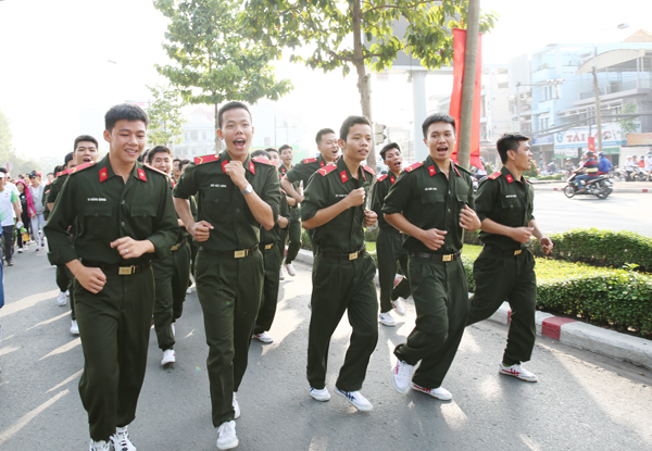 Khối VĐV lực lượng vũ trang tham gia ngày chạy Olympic