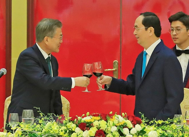 Chủ tịch nước Trần Đại Quang và Tổng thống Hàn Quốc Moon Jae-in nâng ly, tại tiệc chiêu đãi tối 23/3. (Ảnh: Nhan Sáng/TTXVN)