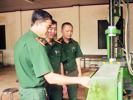 Dây chuyền lắp lựu đạn LĐ-90 tại Kho KV1, Phòng Tham mưu Bộ Chỉ huy quân sự tỉnh tham gia vào động viên công nghiệp.