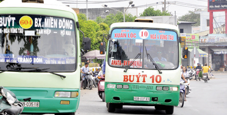 Hai xe buýt chạy lộn xộn trên đoạn đường gần Công viên 30-4 (TP.Biên Hòa).