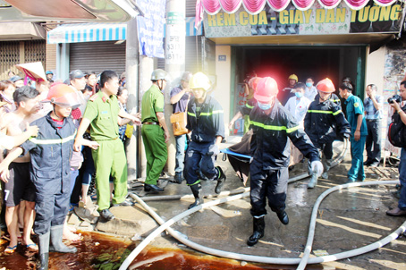 Lực lượng phòng cháy, chữa cháy đưa người gặp nạn trong vụ cháy nhà ở phường Tân Biên, TP.Biên Hòa. Ảnh: DANH TRƯỜNG