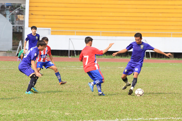 Thắng 1-0 trước huyện Thống Nhất, huyện Trảng Bom (áo xanh) giành huy chương đồng.