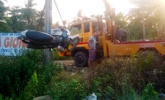 Chiếc xe được đưa về trụ sở công an xã Hưng Lộc