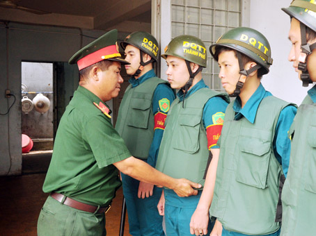 Dân quân khu công nghiệp Biên Hòa 1 và 2 (TP.Biên Hòa) chuẩn bị lên đường tuần tra địa bàn.