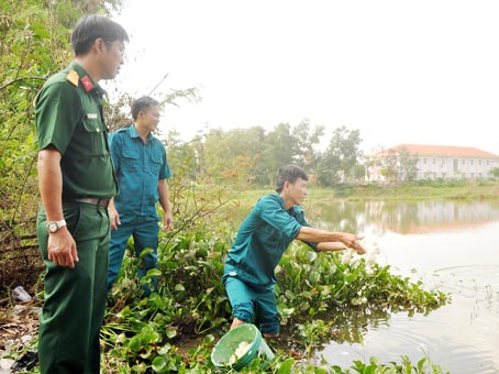 Dân quân Ban Chỉ huy quân sự xã Xuân Tâm (huyện Xuân Lộc) nuôi cá cải thiện đời sống.