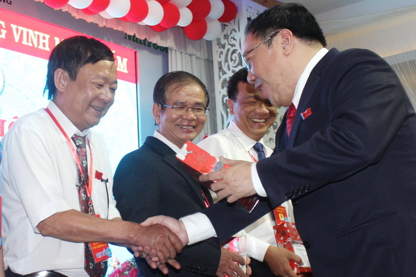 Chủ tịch Công đoàn ngành Y tế khóa IX Phan Huy Anh Vũ tặng quà cho các đồng chí thôi không tham gia Ban chấp hành Công đoàn khóa mới.