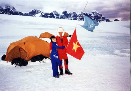 Chị Hoàng Thị Minh Hồng (trái) cùng bạn bè quốc tế cắm cờ Việt Nam trên vùng băng tuyết Nam Cực.