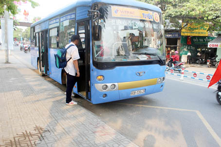 Một xe buýt vào đúng khu vực để đón trả khách trên đường 30-4, TP.Biên Hòa.