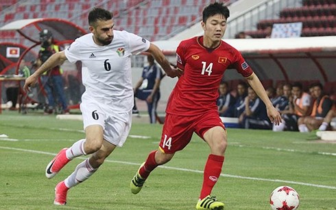 Hòa 1-1 trước Jordan, đội tuyển Việt Nam (phải) khép lại bảng C vòng loại cuối Asian Cup 2019 với 10 điểm và sẽ nằm ở nhóm hạt giống số 3 trước thềm lễ bốc thăm Asian Cup.