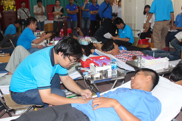 Cán bộ, đoàn viên thanh niên khối doanh nghiệp tỉnh tham gia hiến máu tình nguyện. 