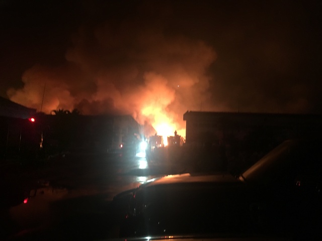 Đám cháy lớn tại Công ty TNHH Dệt Hoành Thân trong đêm (ảnh: Cộng tác viên)