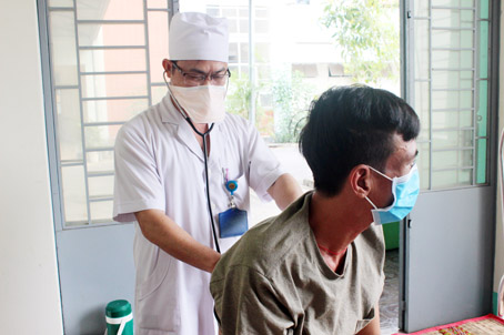 Bác sĩ Bệnh viện phổi Đồng Nai khám bệnh cho một bệnh nhân lao kháng thuốc. Ảnh: A.An