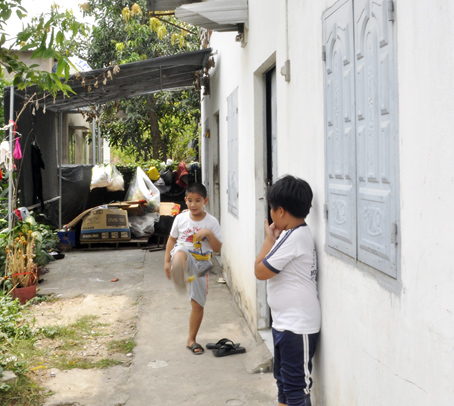 Con công nhân tận dụng khoảnh sân chật hẹp ở khu nhà trọ ấp 1, xã Hiệp Phước, huyện Nhơn Trạch để vui chơi.