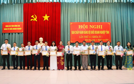 Phó bí thư thường trực Đảng ủy khối Doanh nghiệp tỉnh Nguyễn Công Chính chúc mừng các đảng viên hoàn thành xuất sắc nhiệm vụ 5 năm liền