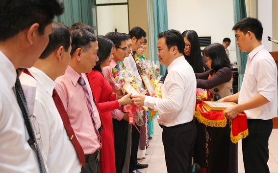 Phó bí thư Đảng ủy khối Doanh nghiệp tỉnh Nguyễn Nam Thắng tặng giấy khen cho các đảng viên hoàn thành xuất sắc nhiệm vụ 5 năm liền