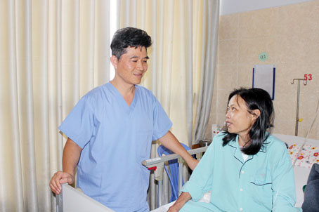 TS-BS. Nguyễn Anh Dũng thăm hỏi sức khỏe sau phẫu thuật cho một bệnh nhân bị viêm ngoài màng tim do vôi hóa nặng.