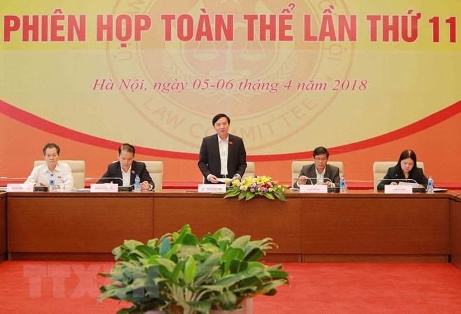Ông Nguyễn Khắc Định, Chủ nhiệm Ủy ban Pháp luật của Quốc hội chủ trì phiên họp. (Ảnh: Dương Giang/TTXVN)