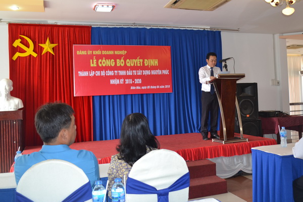 ĐC Huỳnh Nam Thắng, Phó bí thư Đảng ủy khối Doanh nghiệp tỉnh công bố quyết định thành lập chi bộ Công ty TNHH đầu tư xây dựng Nguyên Phúc.
