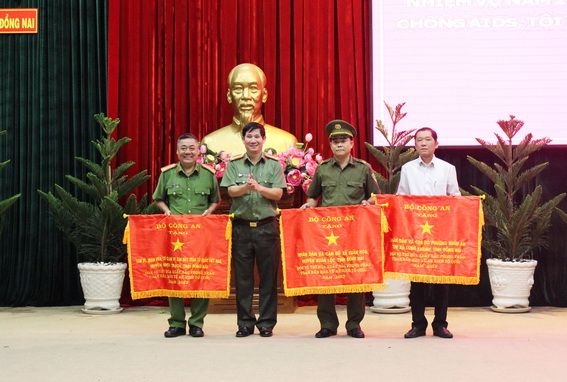 Đại tá Huỳnh Tiến Mạnh, Giám đốc Công an tỉnh trao Cờ thi đua của Bộ Công an cho các tập thể đạt thành tích xuất sắc trong năm 2017
