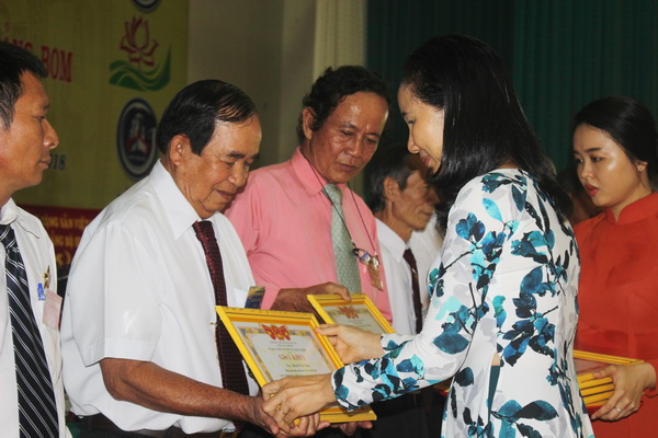 Phó bí thư Huyện ủy huyện Trảng Bom Nguyễn Thị Nga trao bằng khen cho nông dân sản xuất giỏi. 
