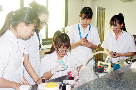 Nhóm sinh viên Trường đại học công nghệ Đồng Nai nghiên cứu ứng dụng tinh dầu cám gạo vào sản xuất mỹ phẩm an toàn.