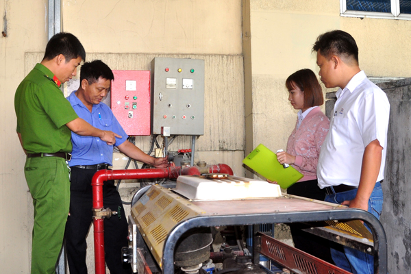 Cảnh sát PCCC kiểm tra hệ thống máy bơm chữa cháy tại Xí nghiệp may 4, Công ty cổ phần Đồng Tiến. Ảnh: Đăng Tùng
