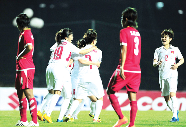 Tuyển nữ Việt Nam (áo trắng) đã vượt qua tất cả các đối thủ để giành chiếc vé duy nhất của bảng D dự VCK bóng đá nữ châu Á 2018 tại Jordan.