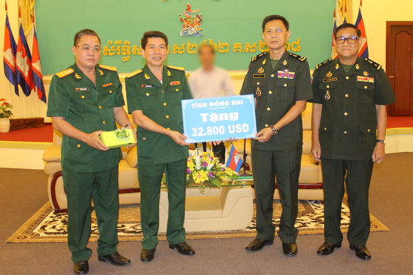 Lãnh đạo Bộ Chỉ huy quân sự tỉnh trao tiền cho tỉnh KampongCham