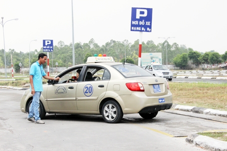 Người học lái xe thực hành tại Trung tâm đào tạo, sát hạch lái xe Đồng Nai. Ảnh: M.QUÂN