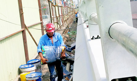 Công nhân đang hoàn thiện phần tường chắn hầm chui nút giao thông ngã tư Tân Phong (TP.Biên Hòa).
