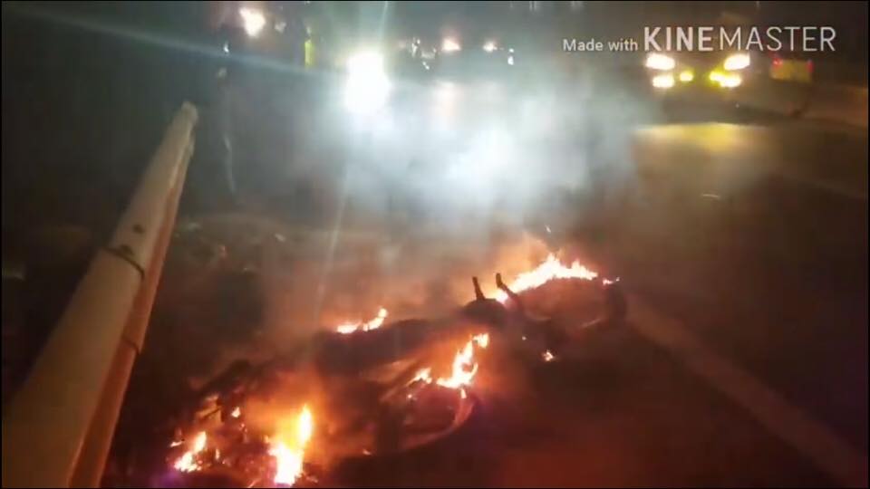 Chiếc xe máy bị cháy sau khi xảy ra va chạm với ô tô 4 chỗ mang biển số 60A-366.44 (ảnh cắt từ clip)