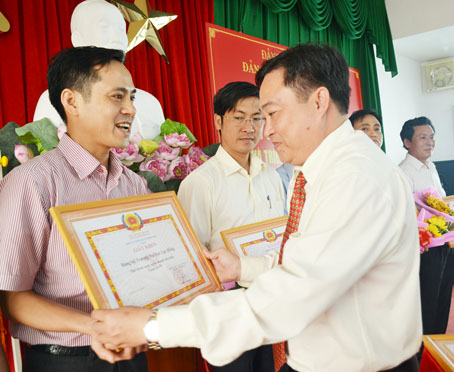 Bí thư Đảng ủy Khối các cơ quan tỉnh Nguyễn Hữu Định, trao giấy khen khen thưởng các tổ chức cơ sở Đảng đạt trong sạch vững mạnh tiêu biểu năm 2017. 