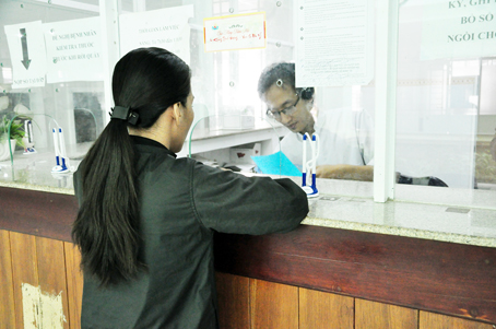 Bệnh nhân chờ lấy thuốc ARV tại Trung tâm phòng, chống HIV/AIDS Đồng Nai. Ảnh: H.LÊ