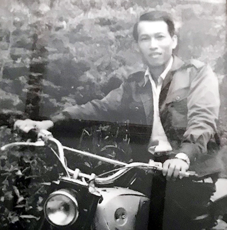 Ông Lê Minh Phương (Hai Bình) tại vùng núi Mây Tàu năm 1972.