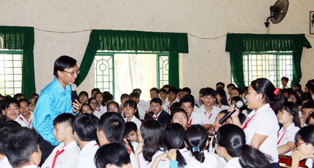 TS. tâm lý Vũ Thiện Toàn, Giám đốc Trung tâm hỗ trợ giáo dục nghề nghiệp TP.Hồ Chí Minh, trao đổi về những thắc mắc của học sinh Trường THCS Hùng Vương (huyện Trảng Bom) trong buổi nói chuyện chuyên đề. Ảnh: S.THAO