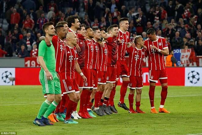 Niềm vui của các cầu thủ Bayern Munich sau trận đấu.
