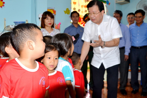 Phó thủ tướng Trịnh Đình Dũng trò chuyện cùng các cháu thiếu nhi tại Trường mầm non Suối Trầu