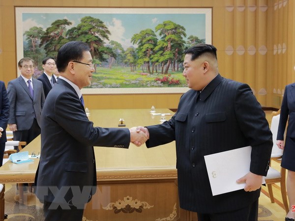 Cố vấn An ninh quốc gia Hàn Quốc Chung Eui-yong (trái) trong cuộc gặp với Nhà lãnh đạo Triều Tiên Kim Jong-un, tại Bình Nhưỡng ngày 5/3. (Nguồn: YONHAP/ TTXVN)