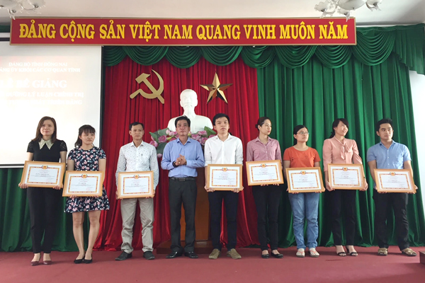 Đồng chí Trần Văn Giới, Trưởng ban Tuyên giáo Đảng uỷ khối trao giấy khen cho các học viên.