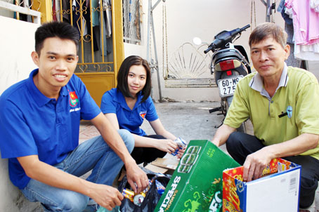 Anh Lê Phạm Nhật Trường (bìa trái) cùng đoàn viên thanh niên đến nhà dân gom ve chai bán gây quỹ.  Ảnh: Đ.PHÚ