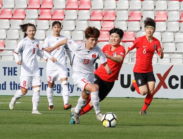 Dù rất nỗ lực nhưng tuyển nữ Việt Nam (áo trắng) không tránh khỏi trận thua Hàn Quốc 0-4. Ảnh: AFC