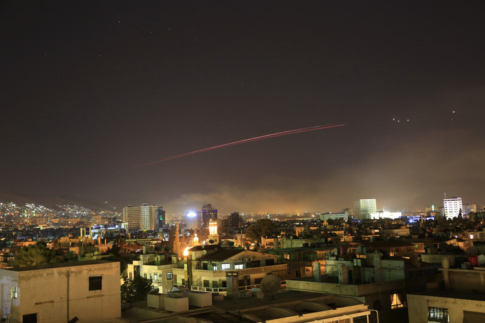 Hình ảnh tên lửa của liên quân bay xé toạc màn đêm trên bầu trời thủ đô Damascus rạng sáng 14-4 - Ảnh: AP