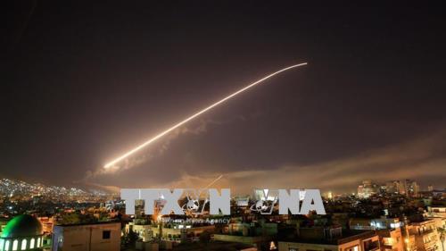 Vệt sáng trên bầu trời Damascus sau khi Mỹ và các đồng minh phương Tây tấn công một số mục tiêu ở thủ đô Syria. Ảnh: AP/TTXVN