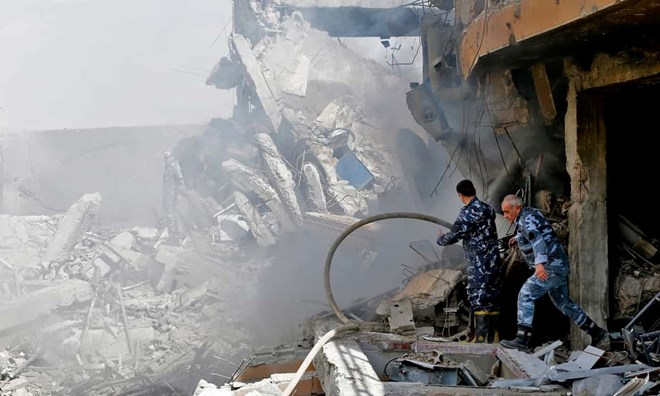 Binh sĩ Syria kiểm tra mức độ thiệt hại tại trung tâm nghiên cứu khoa học ở Barzeh (Nguồn: AFP)