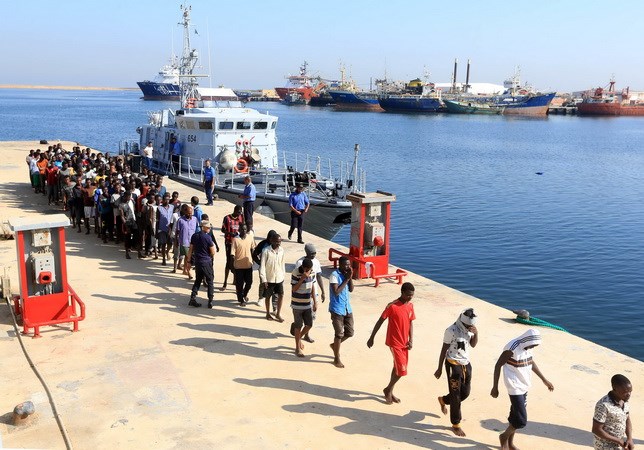 Người di cư đến từ châu Phi sau khi được lực lượng bảo vệ bờ biển Libya cứu tại vùng biển Địa Trung Hải, ngoài khơi Libya ngày 29/8. (Nguồn: AFP/TTXVN)