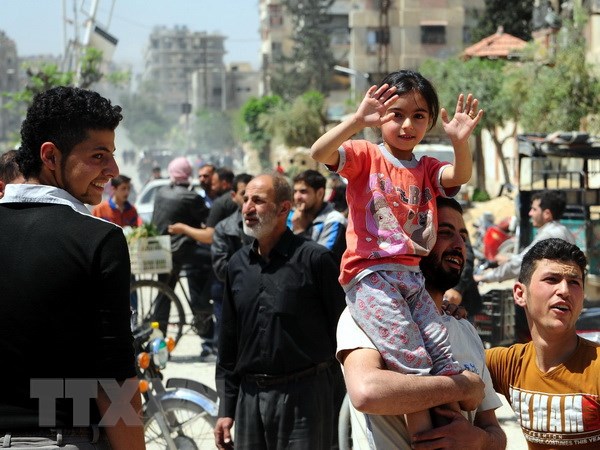 Người dân tại Douma, Damascus, Syria ngày 14/4. (Nguồn: THX/TTXVN)