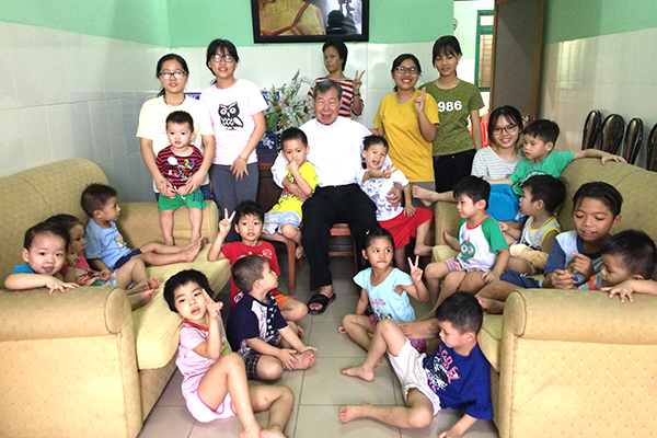 Linh mục Trần Xuân Thảo thăm các cháu đang được nuôi dưỡng tại Trung tâm nuôi dưỡng trẻ mồ côi Thánh Giuse Giáo xứ Hà Nội.