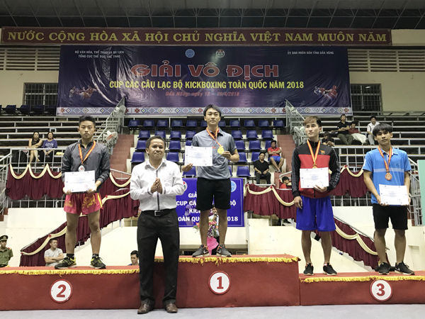 Nguyễn Thanh Khiết (Đồng Nai) trên bục nhận HCV hạng cân 51kg nam Full